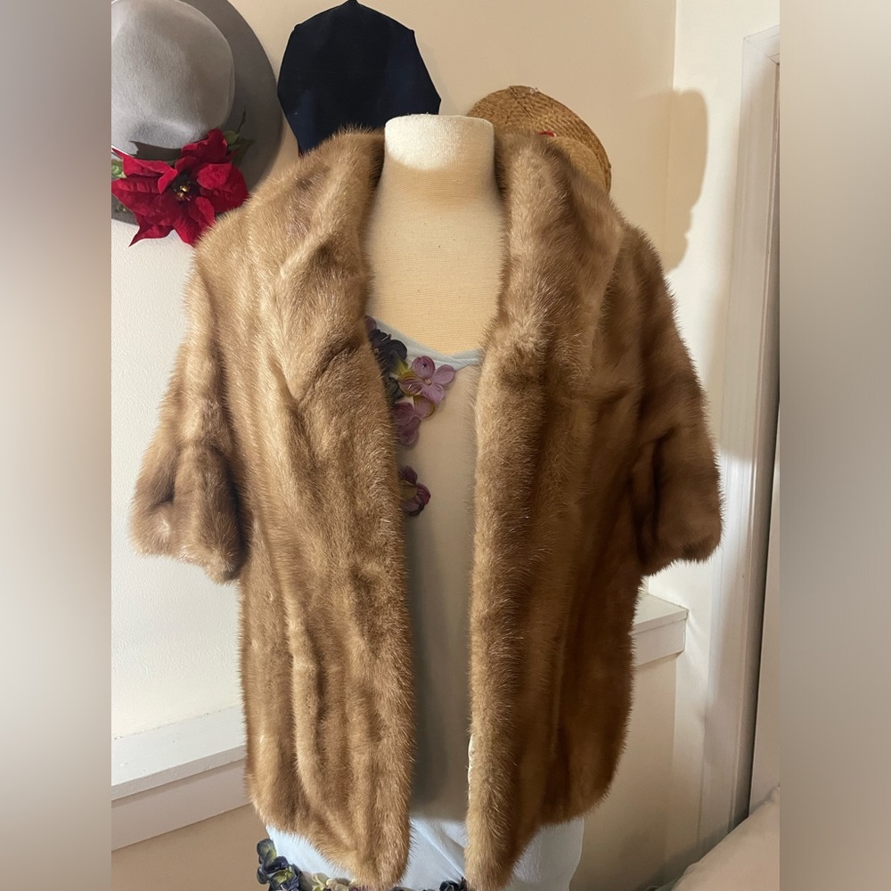 Vintage fur stole, possibly mink, medium to small shoulders. Great condition.